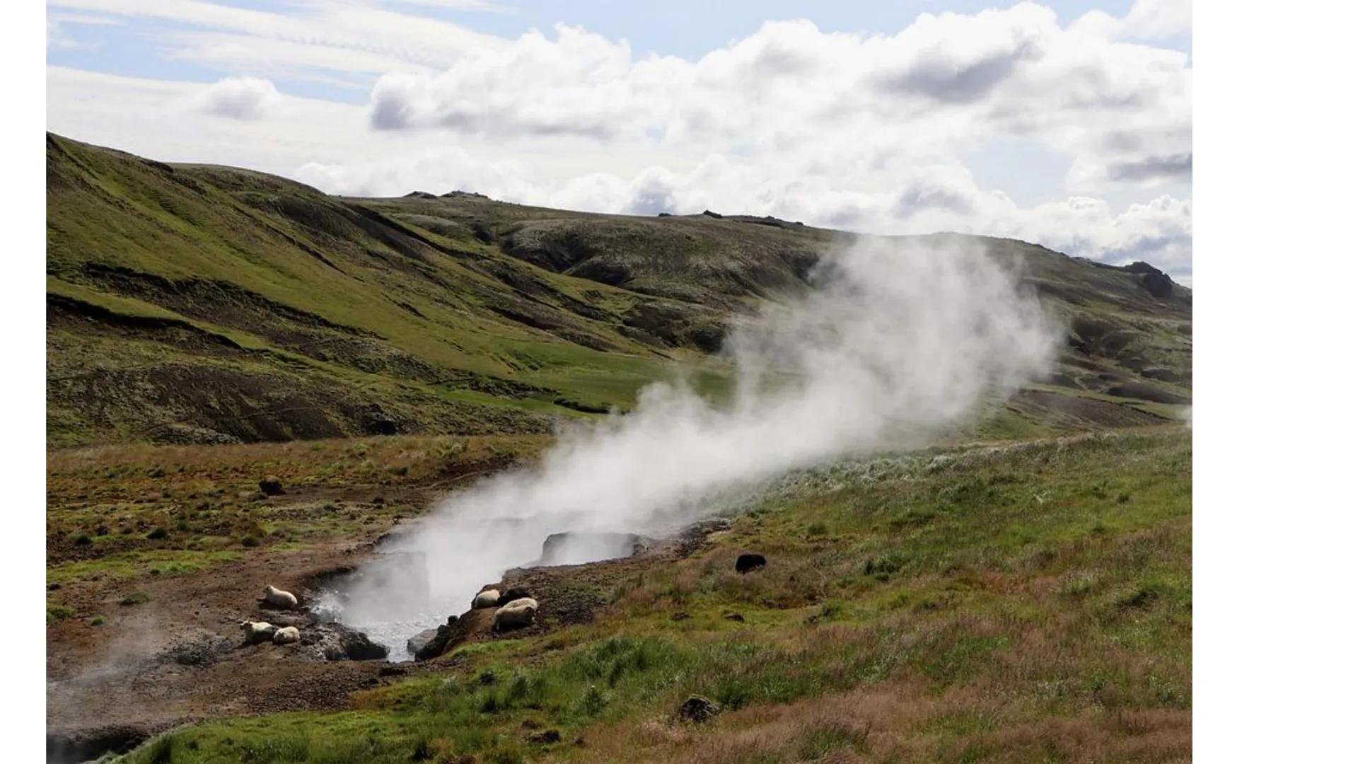 Geothermal Energy What Is Geothermal Energy?
Geothermal energy is the heat that comes from the
sub-surface of the Earth.
It works by using s